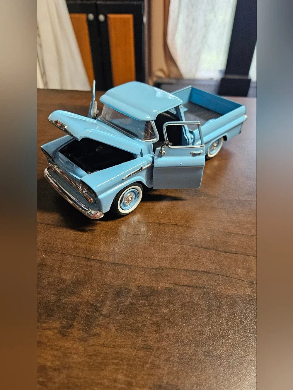 Motor Max 1:24 1958 Chevy Apache Fleetside Pickup Diecast Truck Light Blue